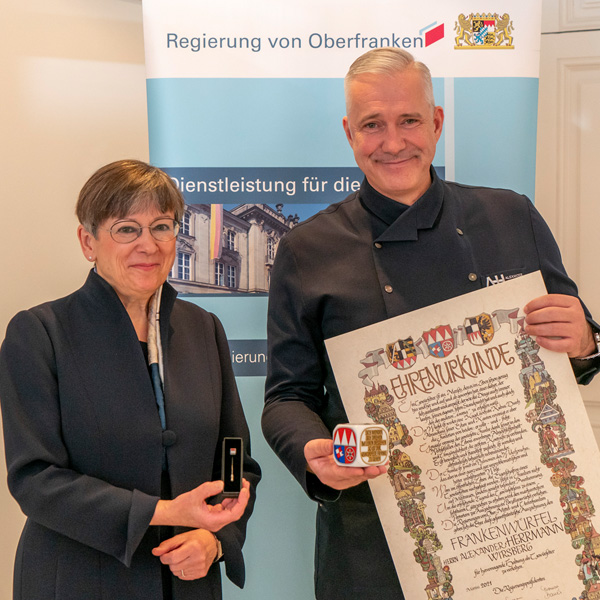 Regierungspräsidentin von Oberfranken, Heidrun Piwernetz, mit Preisträger Alexander Herrmann